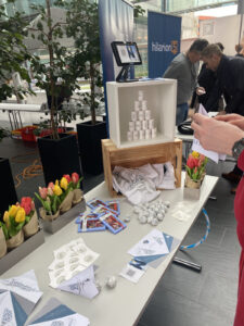 Beim diesjährigen Wirtschaftsforum sind wir wieder mit einer CashLine Aktionszone vertreten. Diesmal widmen wir uns der Planung und wie wichtig es dabei ist, dass die Aufgabenstellung klar definiert ist. Anhand einer einfachen Zeichenaufgabe machen wir den Unterschied des Ergebnisses zwischen klarer Aufgabenstellung und nicht klarer Aufgabenstellung sichtbar. © Cashline